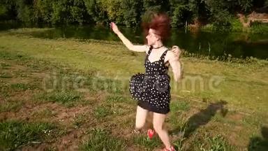 一个穿着短裙的年轻女子正走在池塘的岸边。 那个女孩在旋转，玩得很开心。